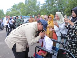 Presiden Prabowo Memeluk Hangat Anak-anak Disabilitas disela Kunjungan Ke Pangkalpinang Bangka
