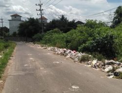 Tumpukan Sampah Liar Mengancam Kebersihan Lingkungan SD 3 dan PLN Serta Gereja Di Koba