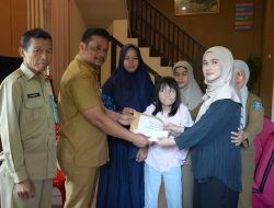 Sambangi Kediaman Istri dan Anak Alm Fatur, Pj Sekda Serahkan Santunan ASN Peduli dan KORPRI