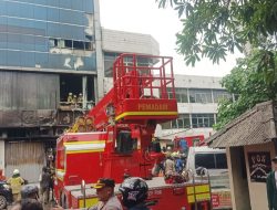 RS Polri Terima 21 Kantong Jenazah Korban Kebakaran Gedung Terra Drone